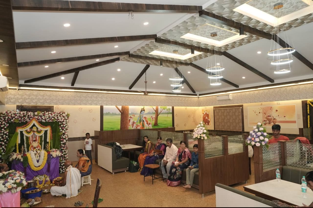 A/C dining hall with designer ceiling